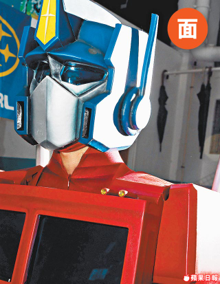 Illustration for article titled Real-Life Transforming Optimus Prime Costume